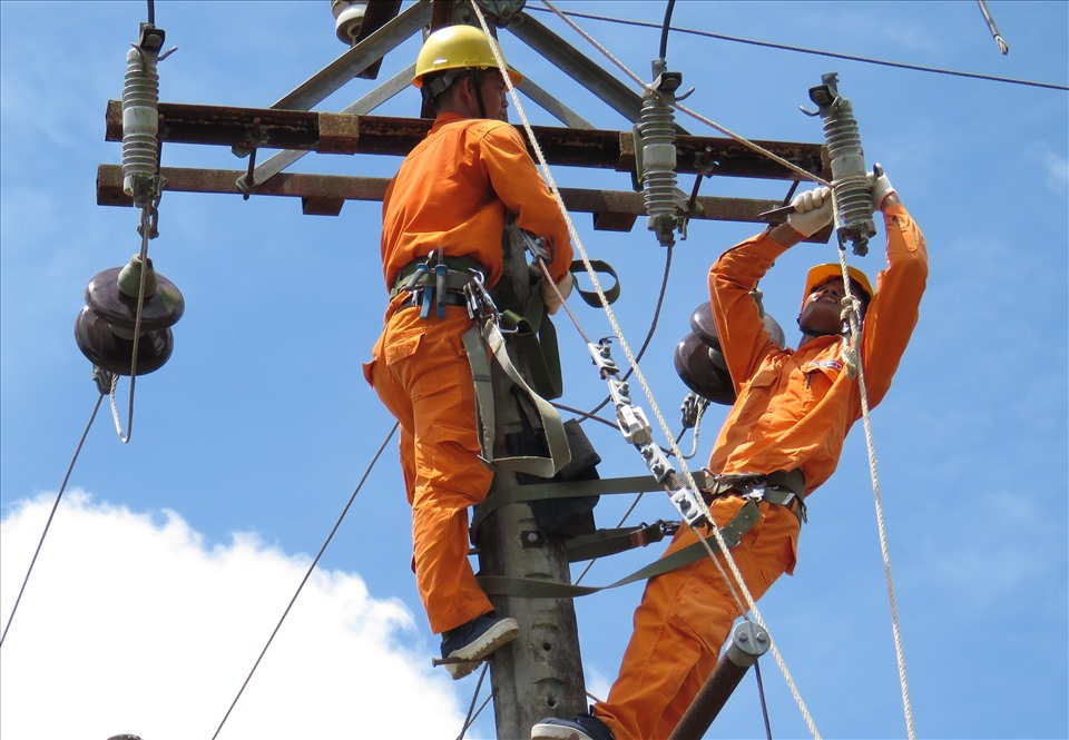 Nhân viên EVNSPC kiểm tra hệ thống lưới điện để phòng, chống mưa bão cung cấp điện ổn định. Ảnh: EVNSPC cung cấp