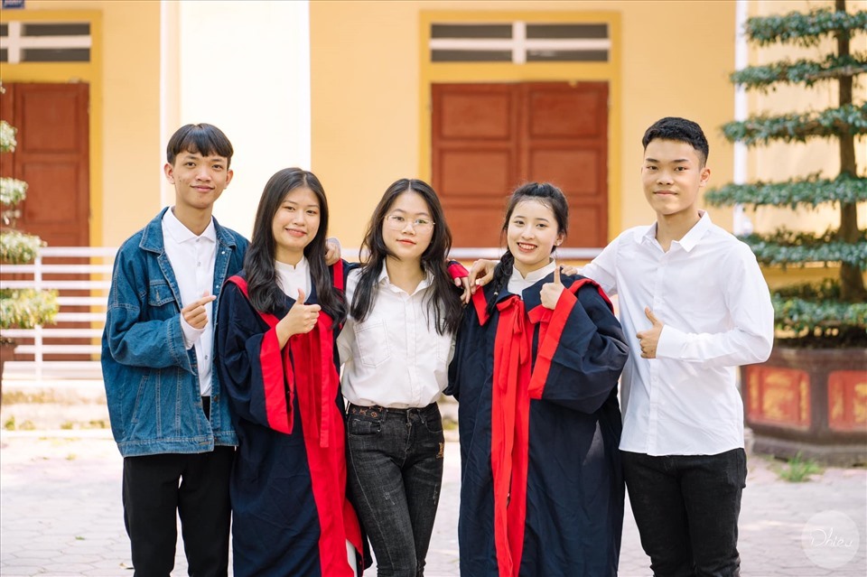 Khánh Linh (thứ 2 từ trái qua phải), thủ khoa khối D toàn quốc năm 2022. Ảnh: QH