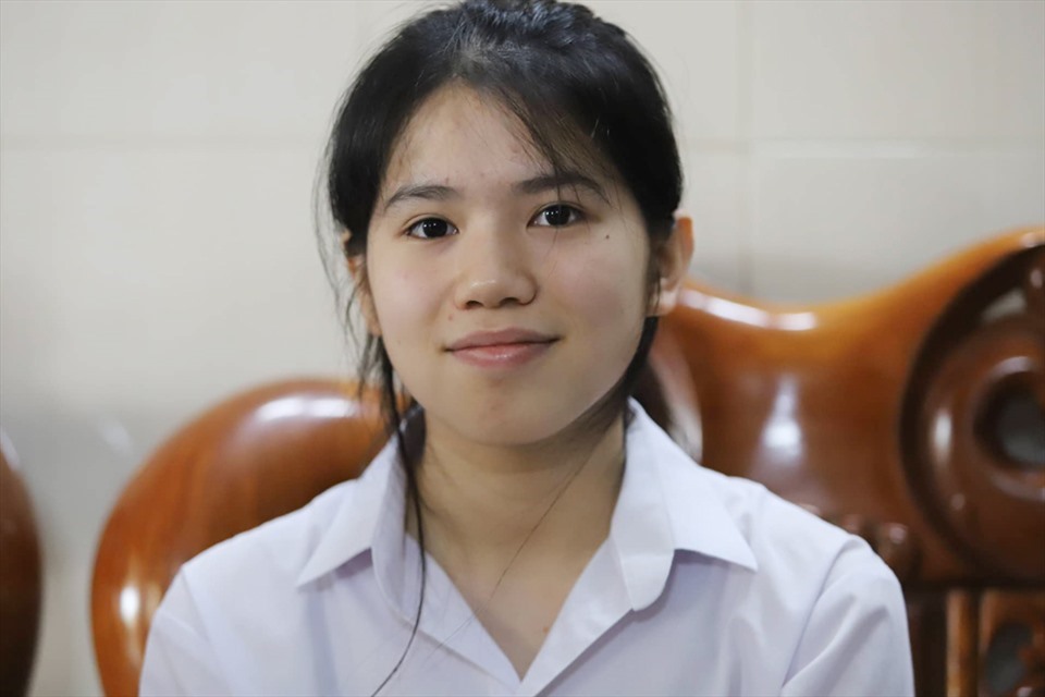 Em Nguyễn Thị Khánh Linh vui mừng với kết quả điểm khối A1 đạt cao. Ảnh: TT.
