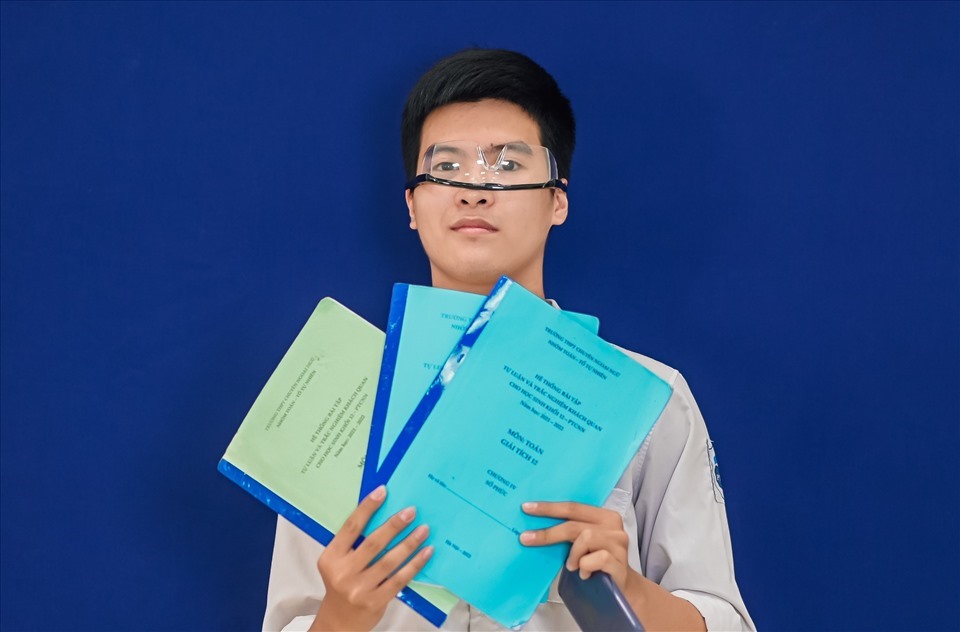 Em Lò Hải Long - học sinh lớp 12A1, Trường THPT Chuyên Ngoại ngữ (Đại học Quốc gia Hà Nội) xuất sắc trở thành thủ khoa khối A01. Ảnh: NVCC