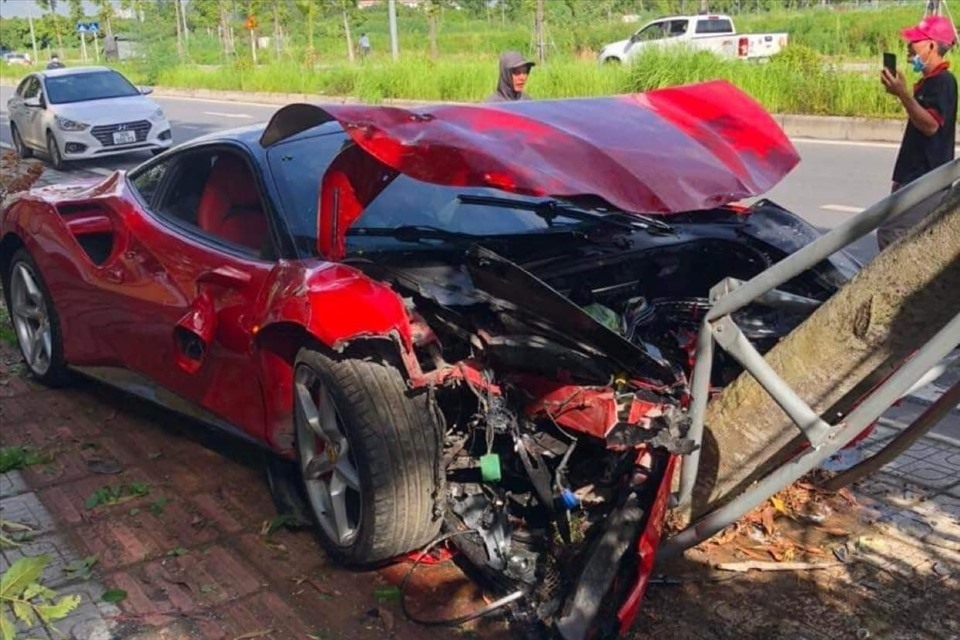 Ferrari gặp tai nạn dẫn đến hư hỏng nặng. Ảnh: H.L