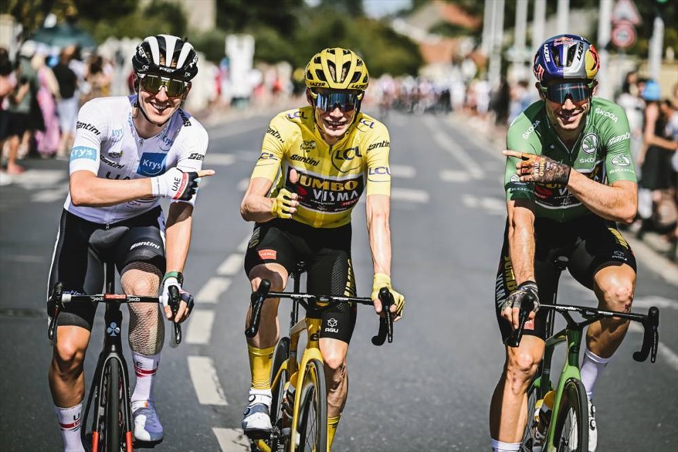 Thách thức Tadej Pogacar (áo trắng) khi leo núi ở Tour de France năm ngoái là lúc Vingegaard có niềm tin về một ngày nào đó sẽ chiến thắng. Ảnh: Letour