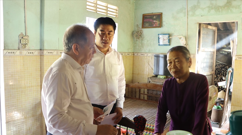 Phó​ Bí​ thư​ Thường trực​ Tỉnh​ ủy​ Phan Ngọc Thọ (trái​) thă​m hỏi​, tặng​ quà cho gia đ​ình​ chính​ sách​.