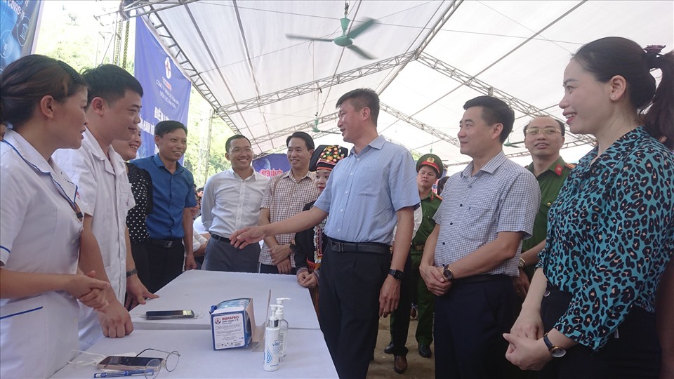 Chủ tịch UBND tỉnh Yên Bái tham quan các gian hàng tại buổi lễ tổng kết chuyển đổi số.