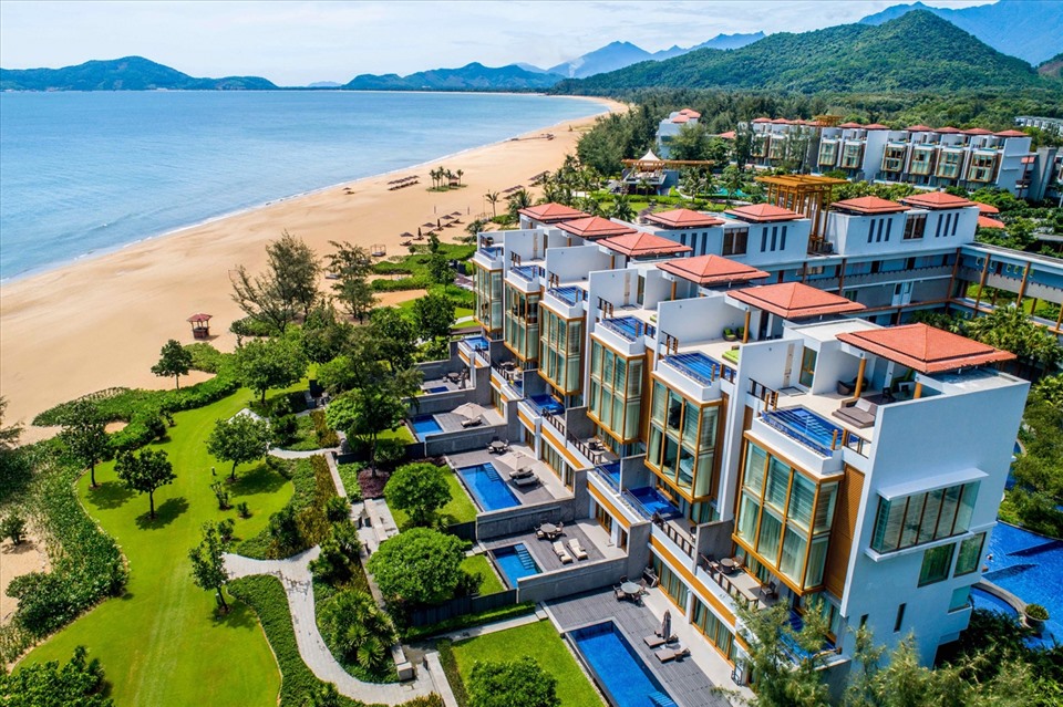 Laguna Lăng Cô là khu resort phức hợp nằm ngay cạnh Vịnh Lăng Cô, Huế.