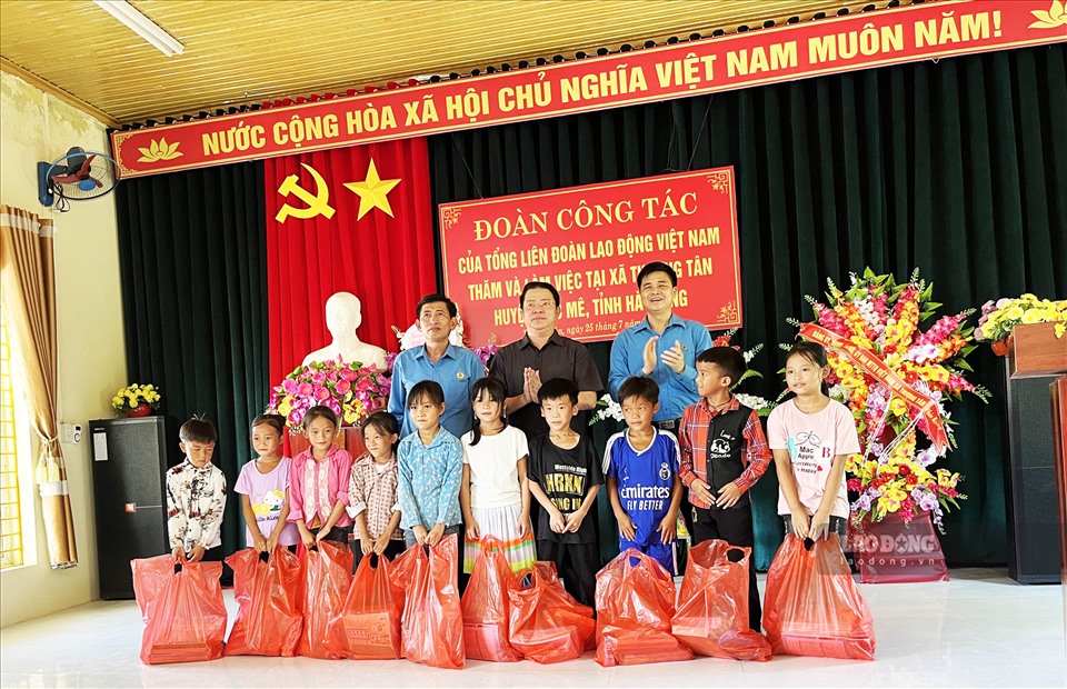 Đoàn trao tặng sữa và đồ dùng học tập cho các cháu thiếu nhi tại xã Thượng Tân.