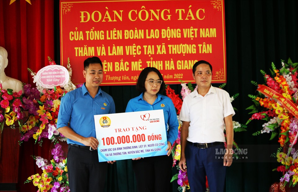 Đại diện Báo Lao Động trao tặng số tiền 100 triệu đồng từ quỹ Tấm Lòng Vàng Lao Động cho xã Thượng Tân.