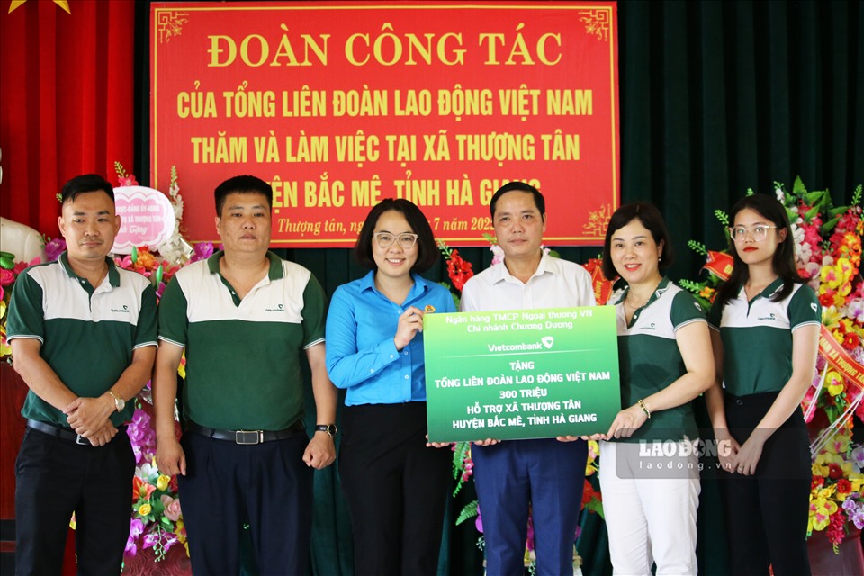Ngân hàng TMCP Ngoại thương Việt Nam - Chi nhánh Chương  trao tặng 300 triệu đồng.