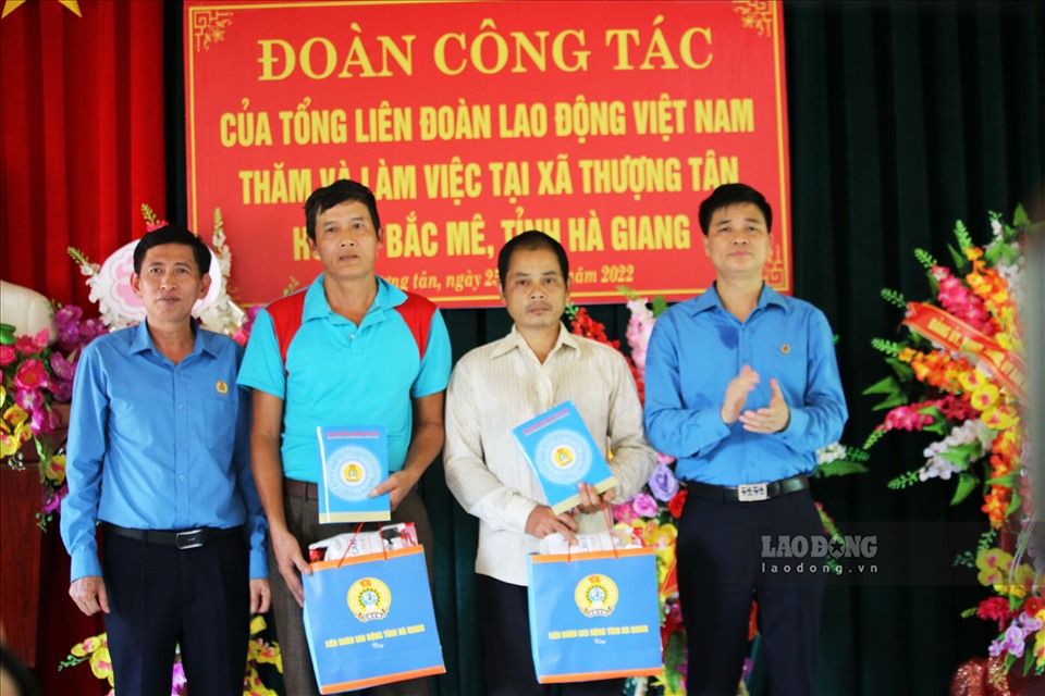 Phó Chủ tịch Ngọ Duy Hiểu trao tặng quà cho 2 gia đình chính sách tại xã Thượng Tân.