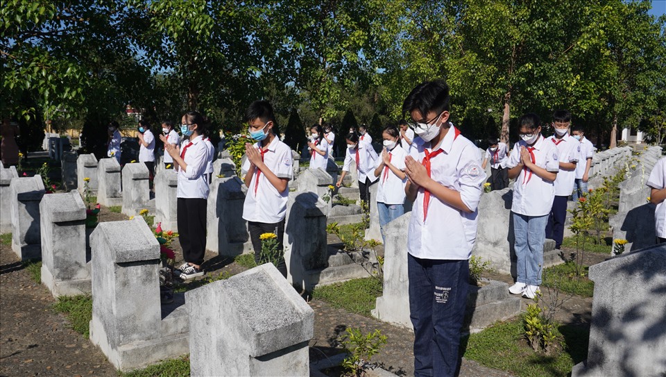 Các em học sinh Trường THCS Đông Hải (TP.Thanh Hóa) thành kính tưởng nhớ công ơn các anh hùng liệt sĩ tại nghĩa trang Hàm Rồng. Ảnh: Q.D