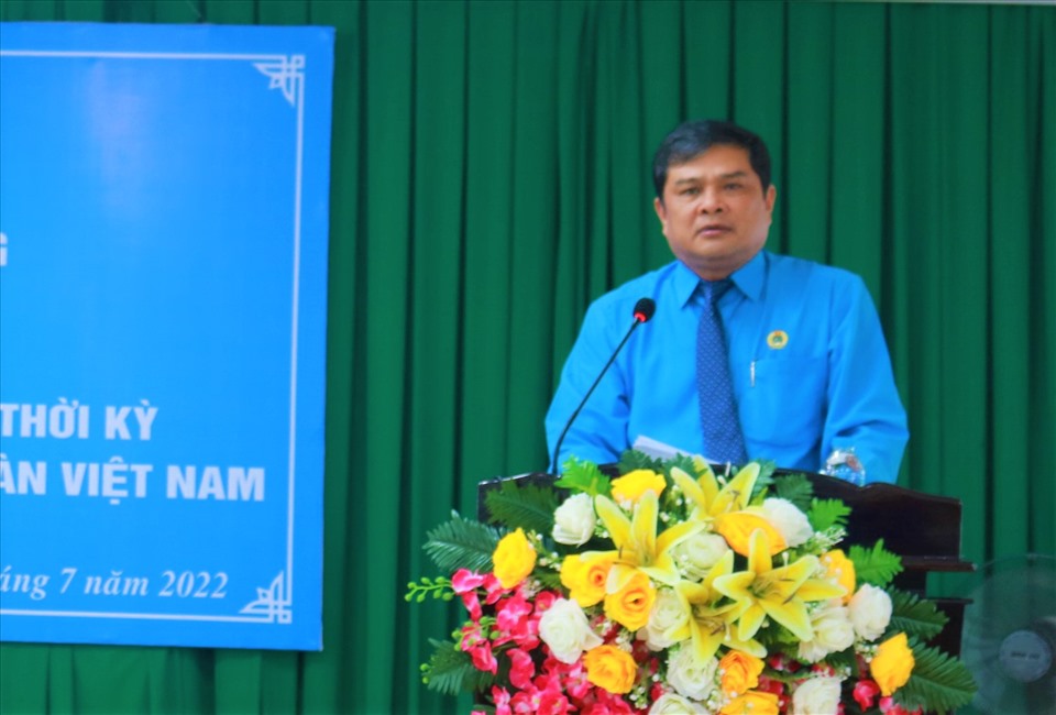 Chủ tịch LĐLĐ tỉnh Hậu Giang Nguyễn Văn Bảy - phát biểu tại buổi họp mặt. Ảnh: BT