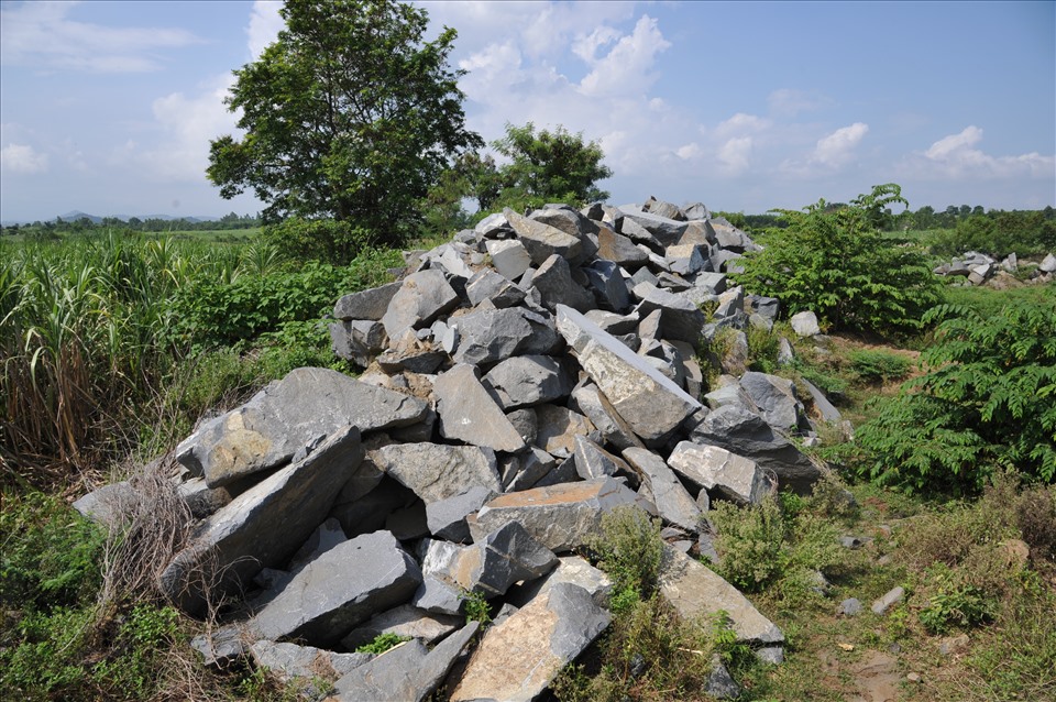 Nhiều m3 đá bị khai thác khai thác và tập kết thành bãi để đưa về Công ty