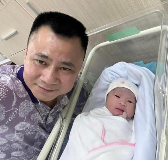 NSND Tự Long khoe ảnh chụp cùng con trai mới sinh. Ảnh: FBNV.