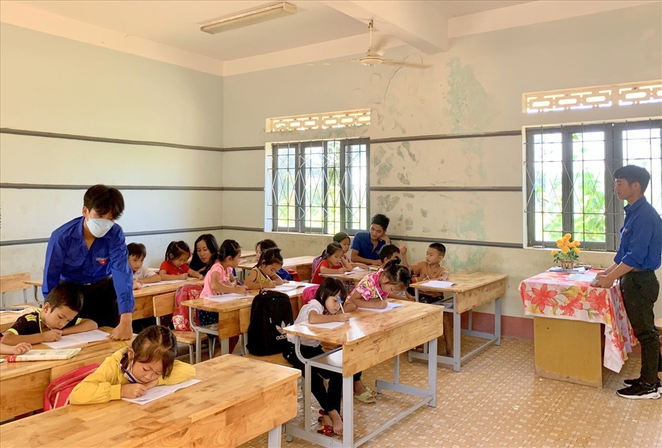 Các em học sinh ở xã Ea Dăk được các tình nguyện viên ôn luyện bài vở trong dịp hè. Ảnh: Phương Hằng