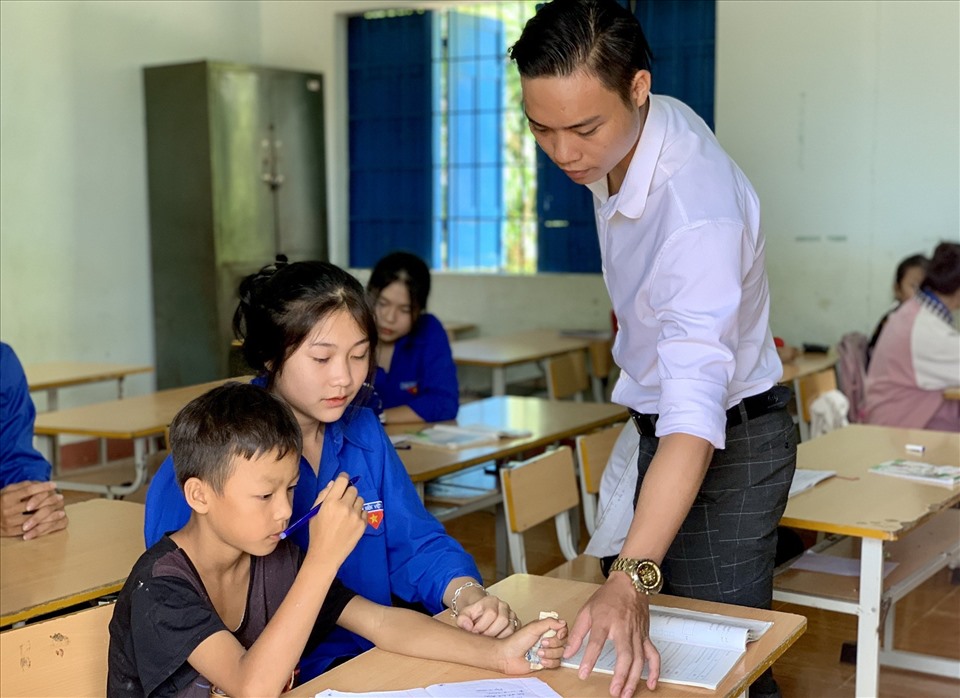 Thầy Đinh Mạnh Cường ở thành phố Hồ Chí Minh đã dành cả mùa hè để dạy bảo các em học sinh vùng sâu ở tỉnh Đắk Lắk. Ảnh: Phương Hằng