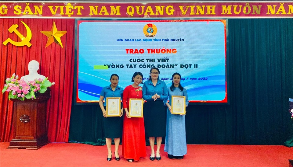 Lãnh đạo LĐLĐ tỉnh Thái Nguyên trao thưởng các tác phẩm đạt giải Cuộc thi viết “Vòng tay công đoàn” đợt II đến các đoàn viên.