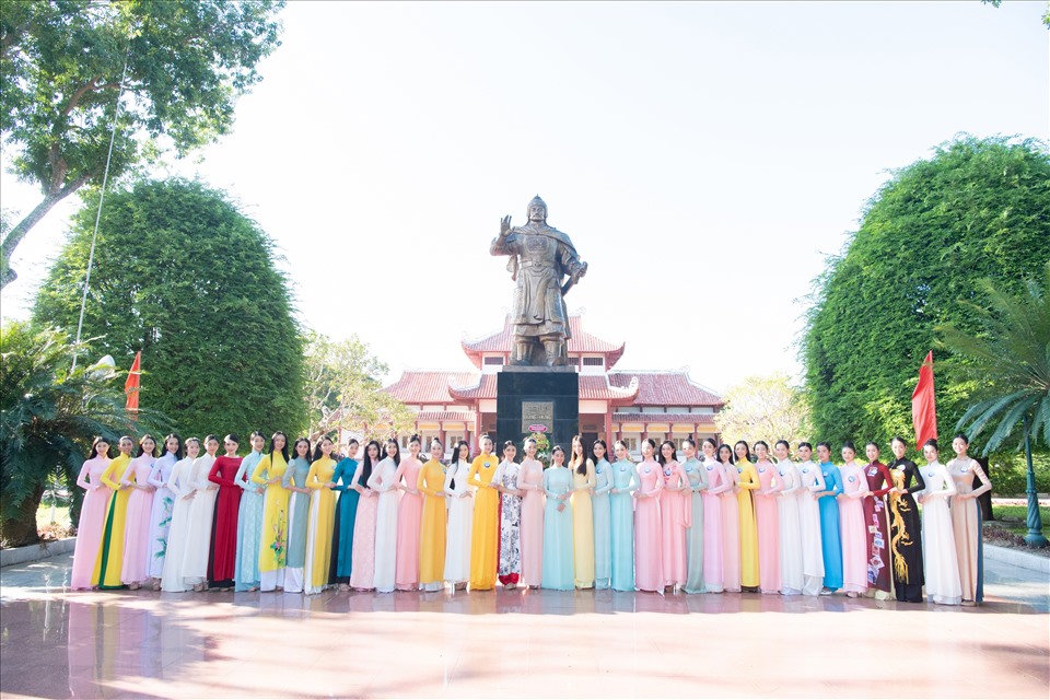 Các thí sinh “Miss World Vietnam” cùng Ban tổ chức đã đến với Bảo tàng Quang Trung dâng hoa và dâng hương. Tại điện thờ, các thí sinh thể hiện sự chân thành, mong muốn cho những điều tốt đẹp sẽ đến với hành trình sắp tới của bản thân. Ảnh: NSCC