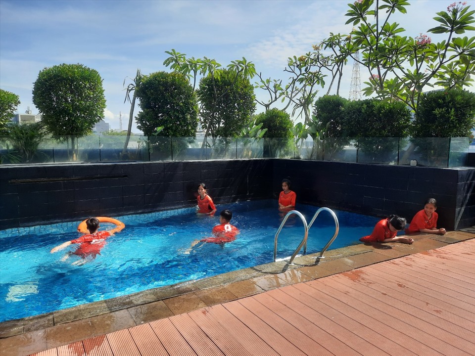 U18 nữ Việt Nam thả lỏng tại bể bơi khách sạn sau thời gian tập luyện mệt mỏi. Ảnh: VFF