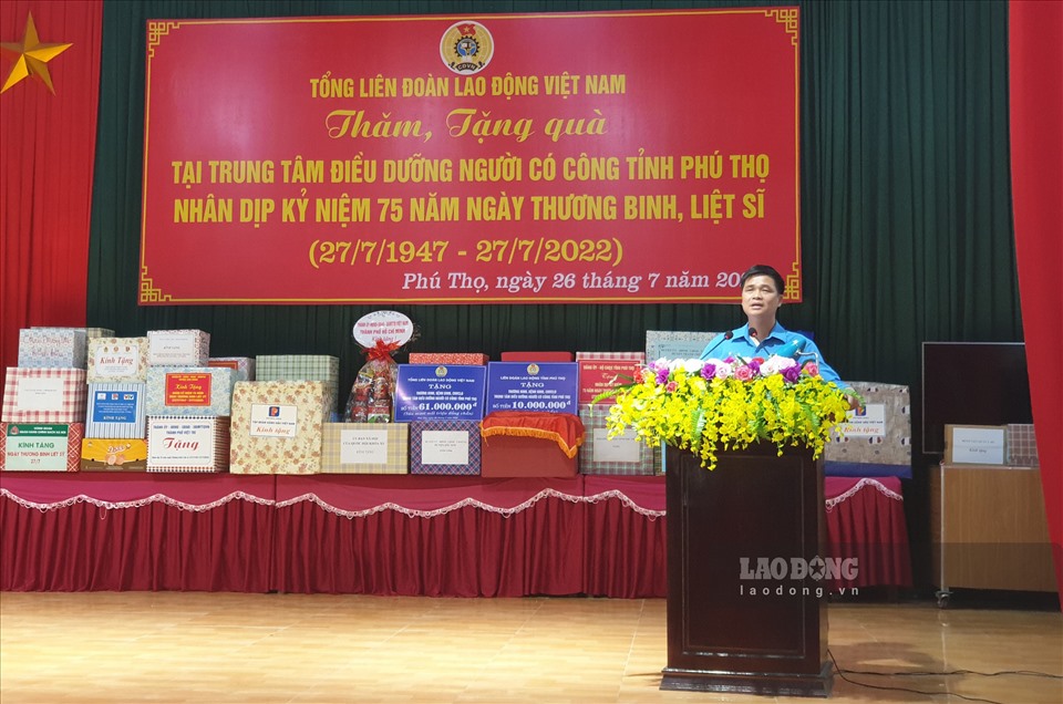 Phó Chủ tịch Tổng LĐLĐ Việt Nam bày tỏ lòng biết ơn, gửi gắm tình cảm đến những thương, bệnh binh người có công đã hy sinh tuổi trẻ và một phần xương máu để giành nền độc lập dân tộc.
