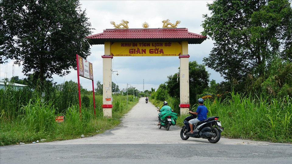 Khu di tích Giàn Gừa thuộc địa bàn ấp Nhơn Khánh, xã Nhơn Nghĩa, huyện Phong Điền, thành phố Cần Thơ; cách trung tâm thành phố khoảng 14km. Đây là một điểm đến lịch sử độc đáo, vừa mang vẻ đẹp huyền bí, ma mị và vừa có ý nghĩa tâm linh.