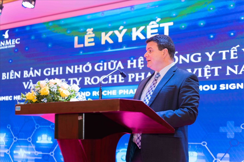 Ông Lennor Carrillo, Tổng giám đốc Roche Pharma Việt Nam.