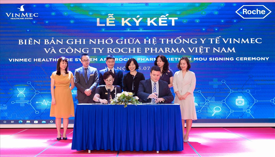 Bà Lê Thúy Anh và Ông Lennor Carrillo đại diện cho Hệ thống Y tế Vinmec và Roche Pharma Việt Nam ký kết biên bản thỏa thuận hợp tác.