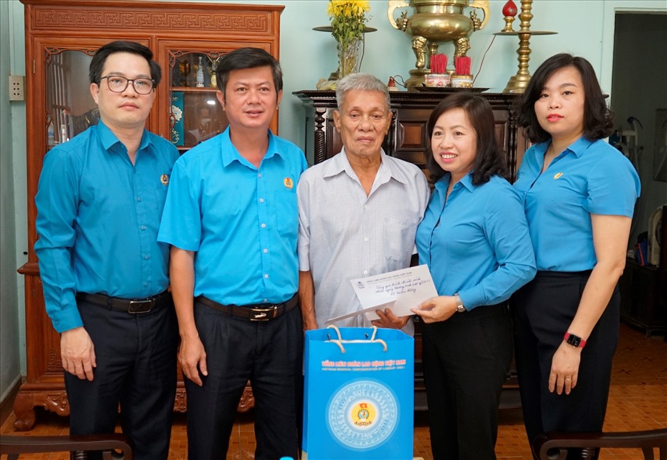Bà Thái Thu Xương – Phó Chủ tịch Tổng LĐLĐ Việt Nam (thứ hai từ phải sang) cùng đoàn thăm, tặng quà các gia đình chính sách