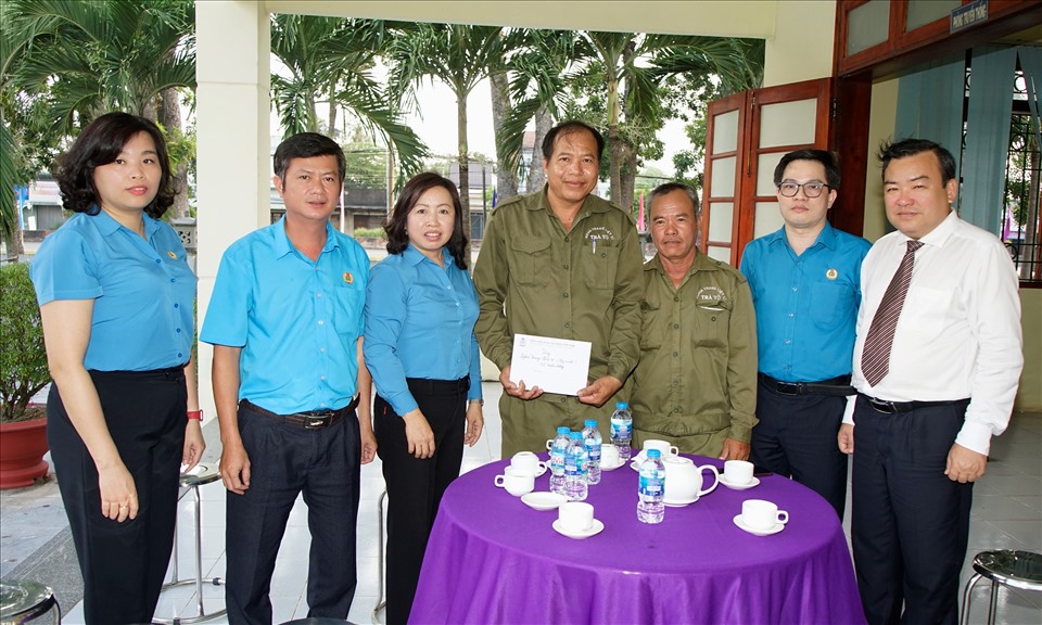 Bà Thái Thu Xương – Phó Chủ tịch Tổng LĐLĐ Việt Nam (thứ ba từ trái  sang) và ông Phạm Hùng Thái – Phó Bí thư Thường trực Tỉnh uỷ (ngoài bìa bên phải) cùng đoàn thăm, tặng quà các gia đình chính sách.