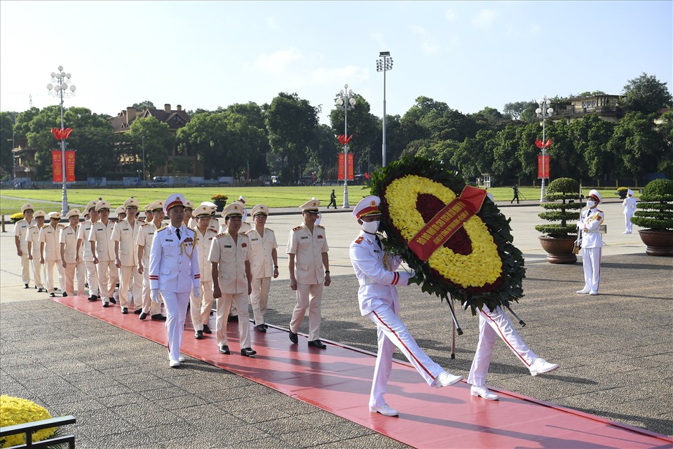 Đoàn đại biểu Đảng ủy Công an Trung ương và Bộ Công an đặt vòng hoa, vào Lăng viếng Chủ tịch Hồ Chí Minh.