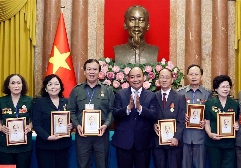 Chủ tịch nước Nguyễn Xuân Phúc tặng tranh chân dung Bác Hồ cho các đại biểu.
