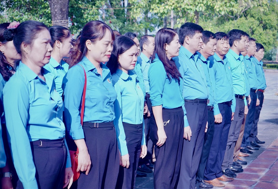 Đoàn đã thành kính thắp hương tưởng niệm những người con của mảnh đất Nghệ Tĩnh đã ngã xuống trong cuộc đấu tranh vì độc lập dân tộc. Ảnh: Minh Khuê