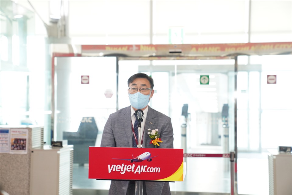 Ông Park In Sik, Giám đốc phụ trách khu vực Busan Tổng công ty Sân bay Hàn Quốc (KAC) phát biểu chúc mừng lễ khai trương của Vietjet.