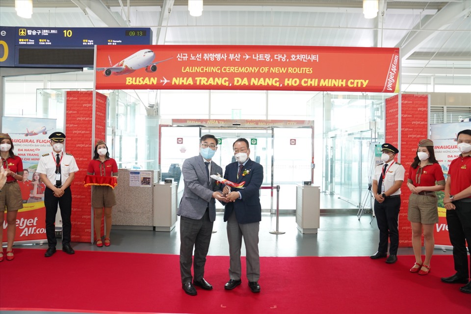 Nghi thức cắt​ băng khai trương các đường bay mới từ Busan đến Việt Nam