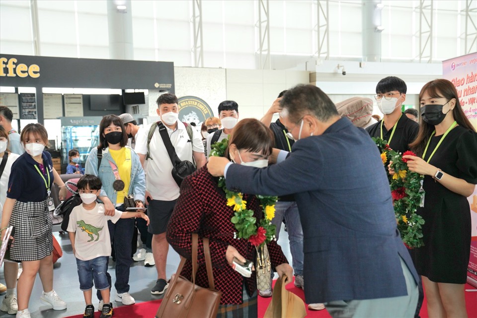 Hành khách vui mừng lên chuyến bay Vietjet đầu tiên từ Busan đến Tp.HCM