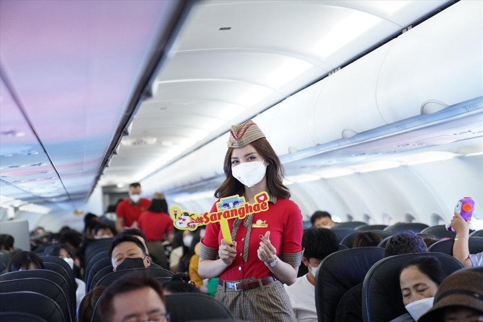 Hành khách nhận quà lưu niệm trên các chuyến bay đầu tiên Busan – Đà Nẵng và Busan – Tp.HCM.