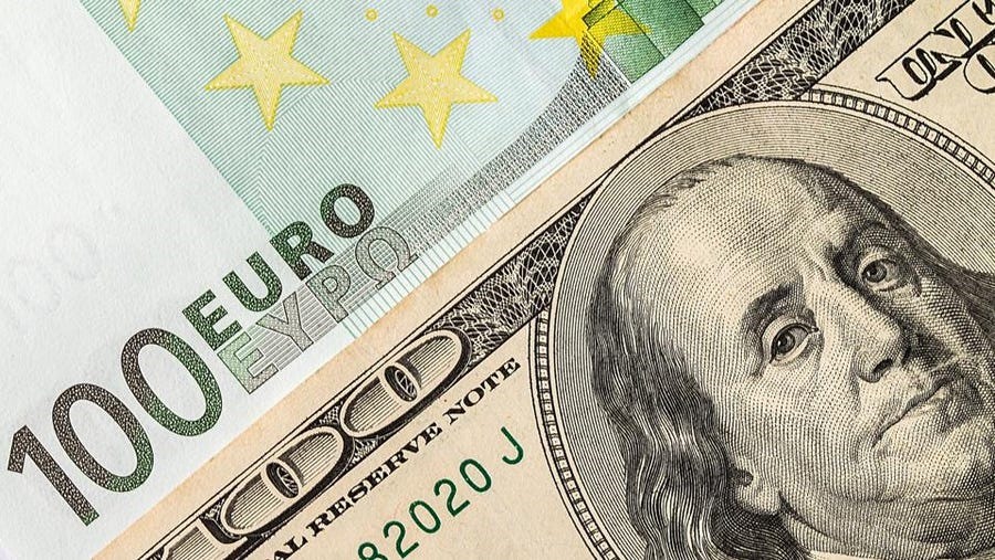 Tỷ giá USD/euro gần như ngang bằng, ở mức 1 USD đổi 0,98 euro vào ngày 26.7.2022. Ảnh: AFP