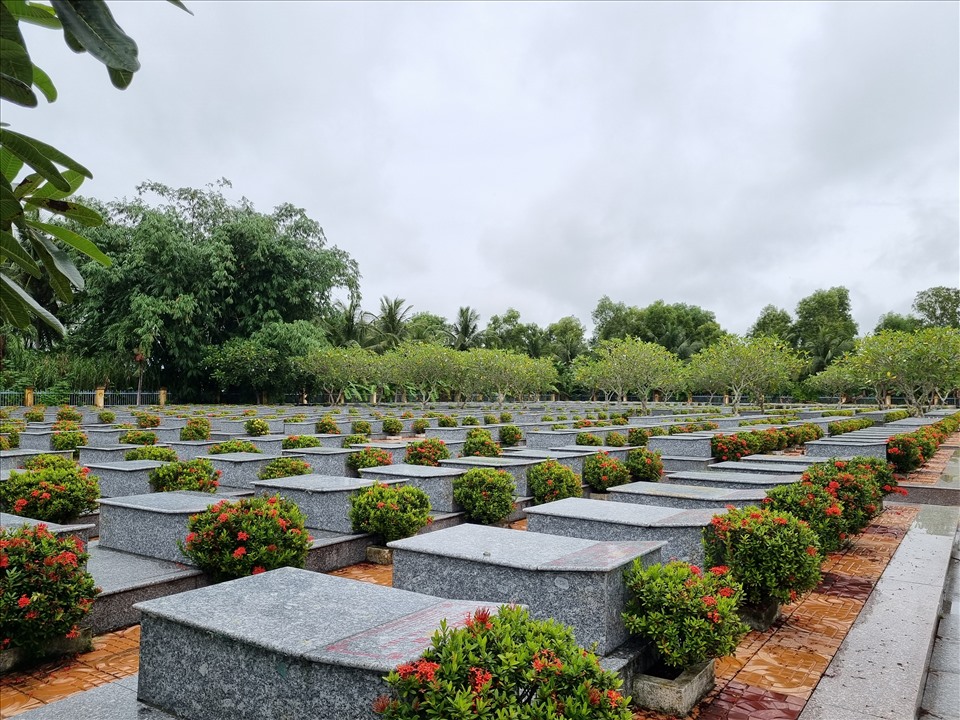 gần 1.500 phần mộ tại Nghĩa trang liệt sĩ huyện Kế Sách được ốp đá hoa cương khang trang