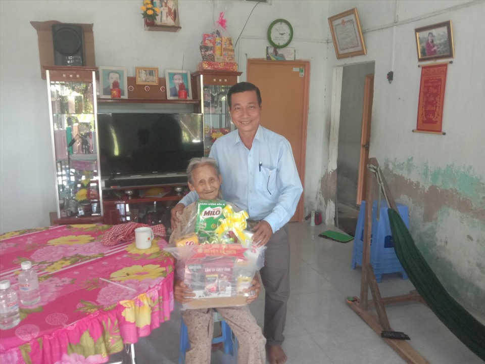 Lãnh đạo xã Nhơn Mỹ, huyện Kế Sách thăm và tặng quà Mẹ VNAH Nguyễn Thị Nhung nhân dịp kỷ niệm 75 Ngày thương bing, liệt sĩ 27.7