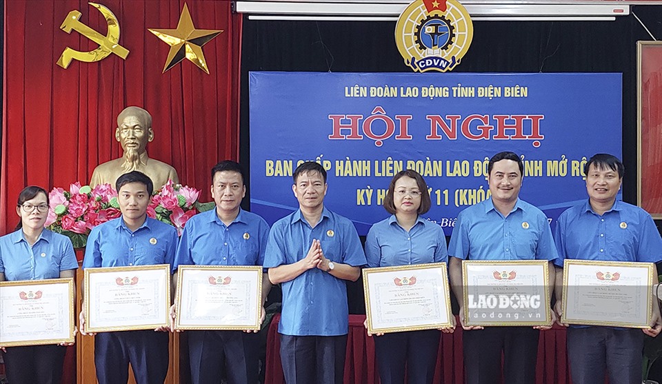 Ông Lê Thanh Hà - Chủ tịch LĐLĐ tỉnh Điện Biên trao Bằng khen cho các tập thể.