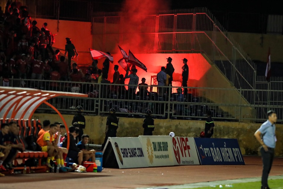 Cổ động viên Hải Phòng đốt pháo sáng trên sân Vinh tại vòng 9 V.League 2022. Ảnh: Minh Dân