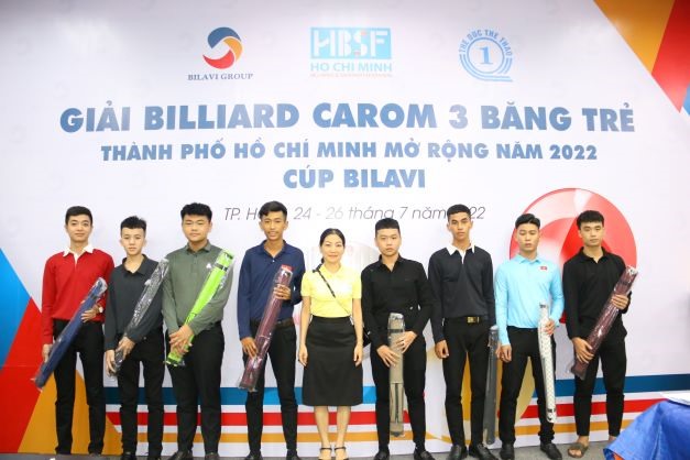 Những tay cơ trẻ dự Giải billiard carom 3 băng trẻ TPHCM mở rộng 2022 nhận những món quà khích lệ từ ban tổ chức. Ảnh: PL