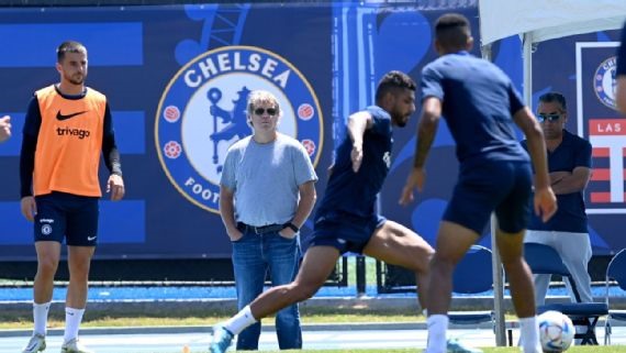 Todd Boehly cần mạnh tay hơn trong việc chuyển nhượng của Chelsea. Ảnh: AFP