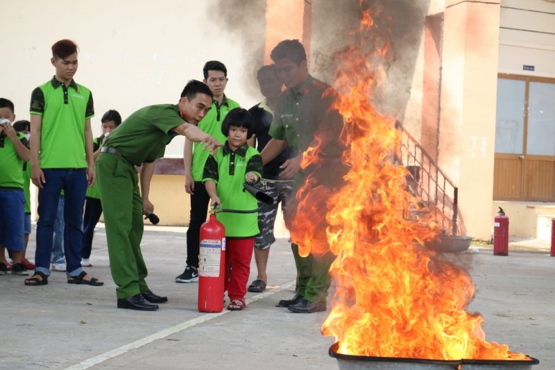 Dạy trẻ những kỹ năng khi gặp hỏa hoạn hiện cũng được cha mẹ và trường học quan tâm. Ảnh: T. L