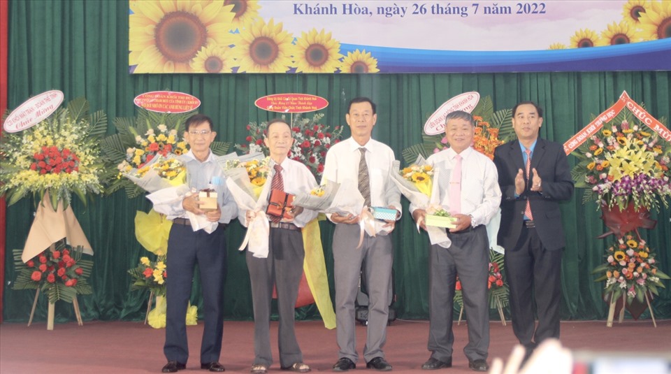 Ông Nguyễn Thanh Phong- Chủ tịch CĐVC Khánh Hoà tặng hoa tri ân các đồng chí nguyên là lãnh đạo CĐVC qua các thời kỳ. Ảnh: P.L