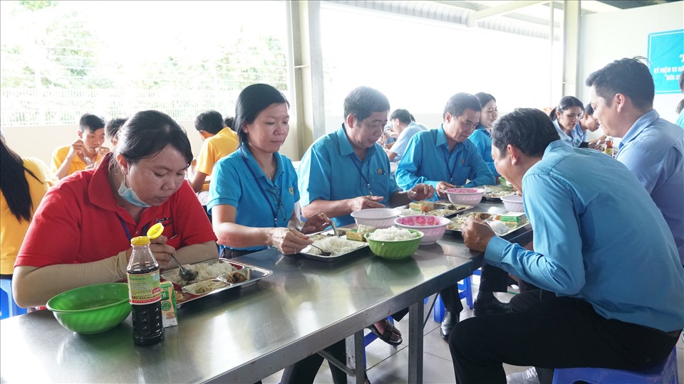 Lãnh đạo LĐLĐ tỉnh Sóc Trăng cùng ăn “Bữa cơm Công đoàn” và trò chuyện với công nhân lao động. Ảnh: Anh Khoa