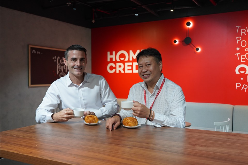 Ông Fabien Sanchez cùng ông Phạm Ngọc Khang – Giám Đốc Tài Chính Home Credit Việt Nam (từ trái sang).