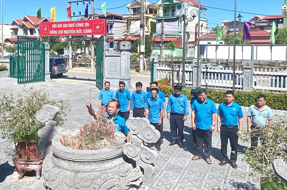 Đoàn công tác dâng hương tưởng niệm tại khu tưởng niệm lãnh tụ Nguyễn Đức Cảnh. Ảnh: M.C