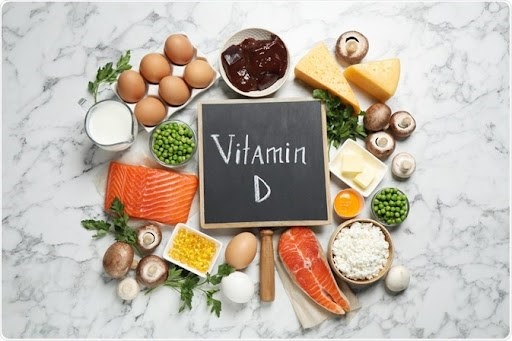 Vitamin D: cần bổ sung khi trẻ em còi xương, giúp ngăn ngừa loãng xương. Vitamin D có nhiều trong nấm, bơ và dầu gan cá. Vitamin này được hấp thụ tốt nhất vào buổi sáng trước 8 giờ.