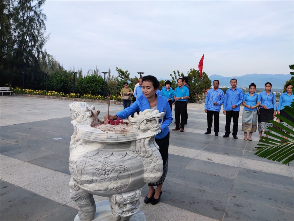 Lãnh đạo đoàn liên hiệp Công đoàn tỉnh Attapư thắp hương trước tượng đài.