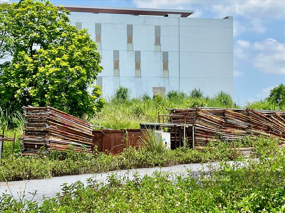 Vật liệu xây dựng, phế thải chất thành nhiều đống bên trong khu vực Bệnh viện Bạch Mai cơ sở 2.
